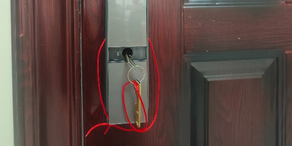 电子密码锁用钥匙怎么开